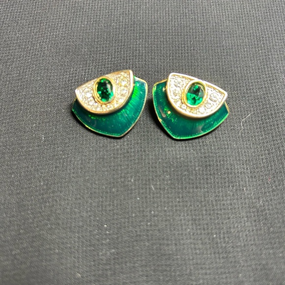 VTG Beautiful Gold Tone Metal and Green Iridescent clip on earrings. Unbranded - Picture 6 of 6